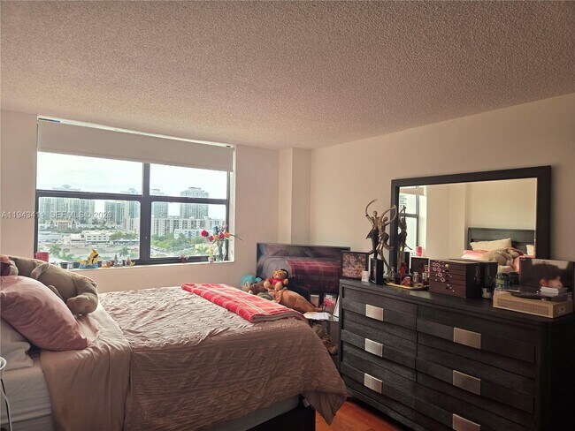 Building Photo - 210 174th St