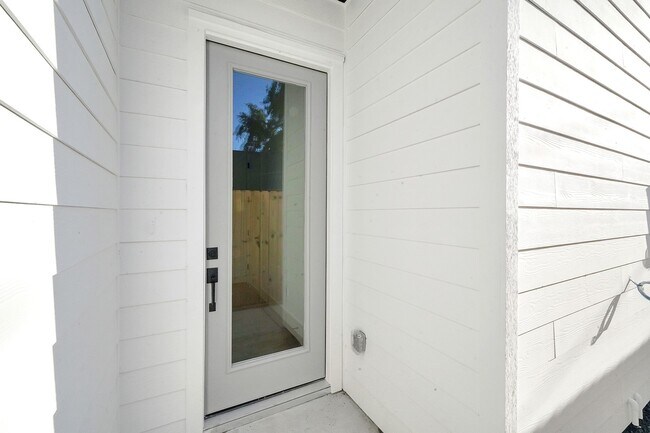Building Photo - 7819 Colonial Ln
