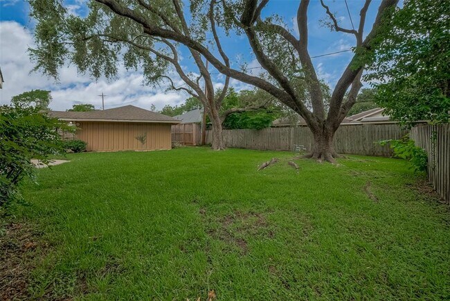 Building Photo - 7906 Braesview Ln