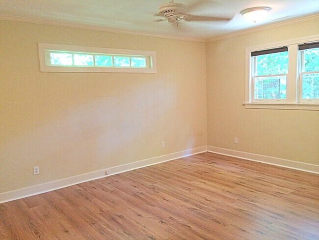 Building Photo - Spacious 3 Bedroom House in Byrnes Down!