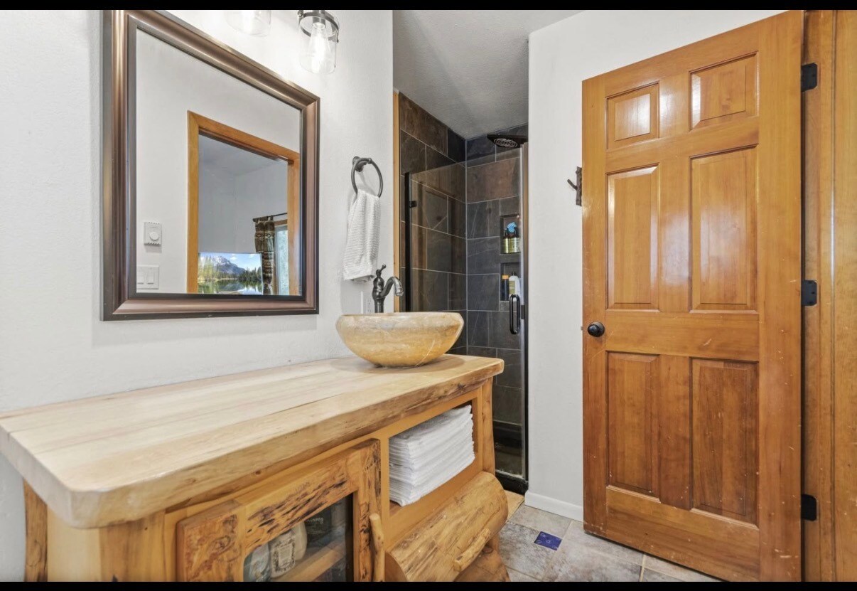 Building Photo - 838 Lakeshore Dr