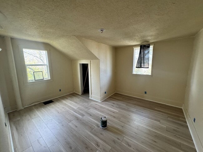 Building Photo - 2 Bedroom Unit in The Dalles For Rent