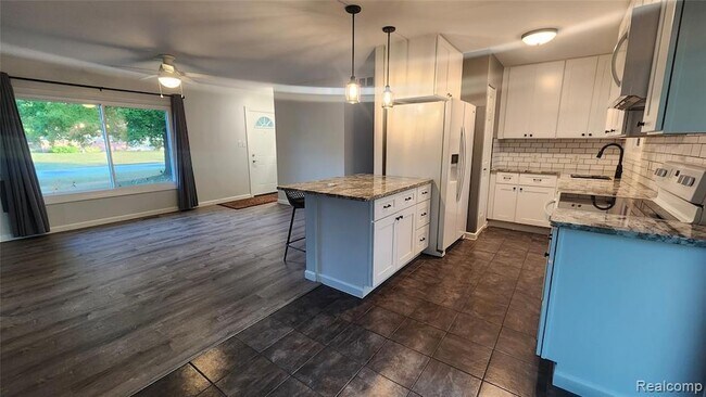 Building Photo - 6555 Manson Dr