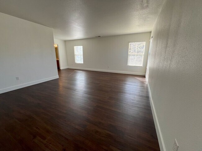 Building Photo - North Valley Four Bedroom Home