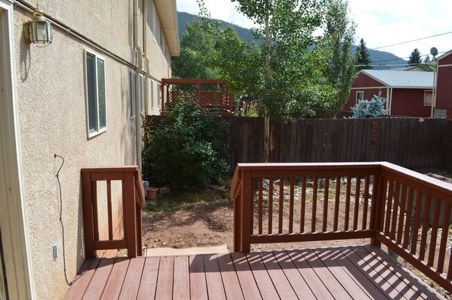 Building Photo - Woodland Park Townhouse!