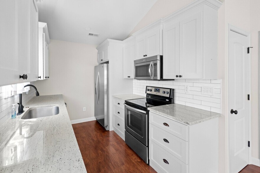 Building Photo - 303 Southcreek Dr