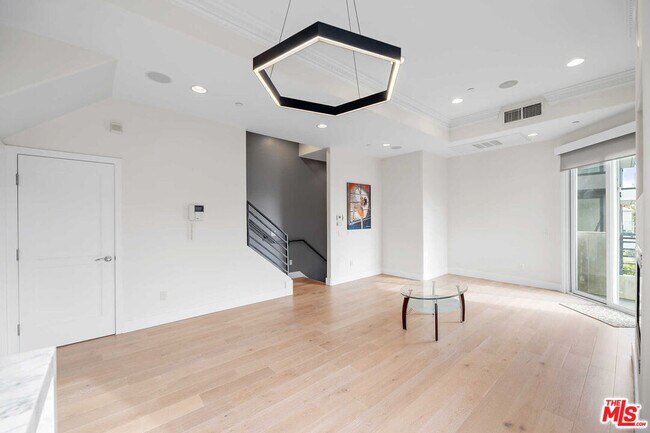 Building Photo - 438 Arnaz Dr