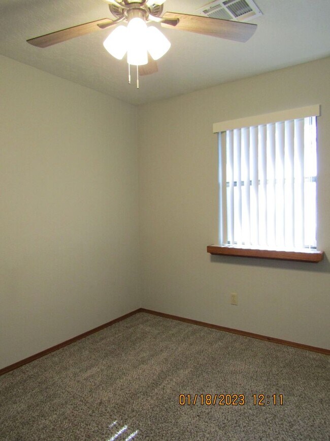 Building Photo - Great Home Located on the Eastside/Sungate...