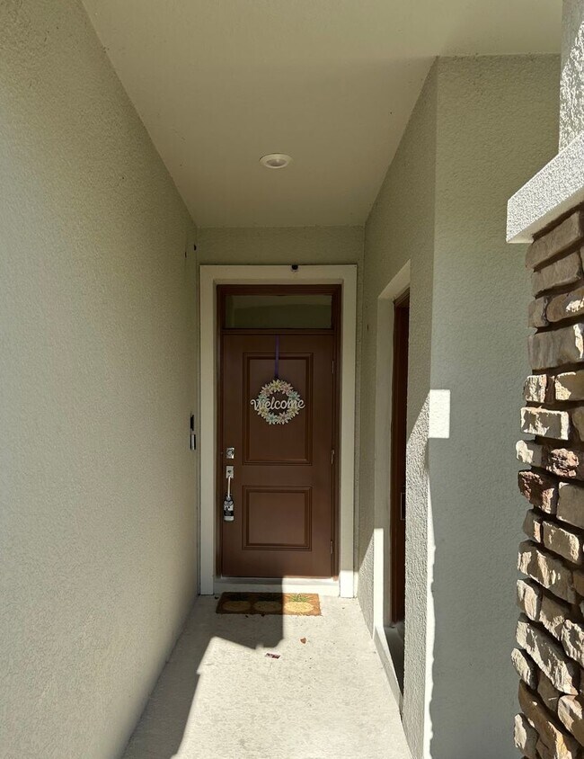 Building Photo - Spacious 4 bedroom 2.5 Bath, Fully Furnish...