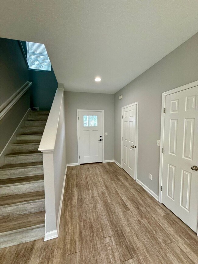 Building Photo - Great 3 bed 2.5 Bath House close to Intrac...