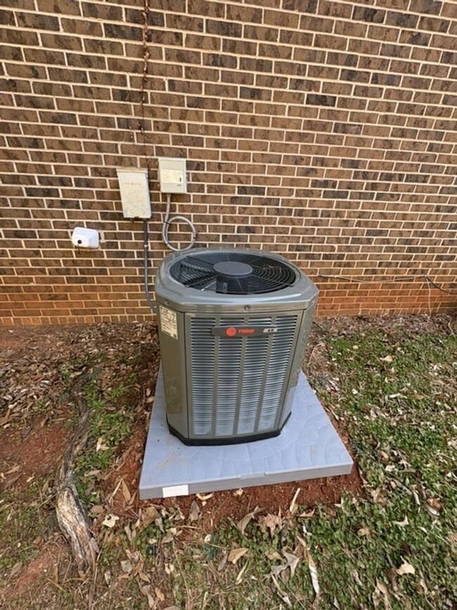 Building Photo - 11 Brookfield Dr