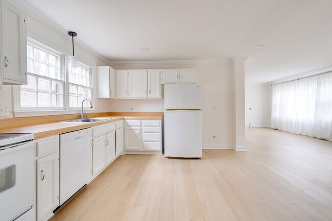 Building Photo - Chapel Hill Retreat: Spacious 4-Bedroom with Fenced-in Backyard