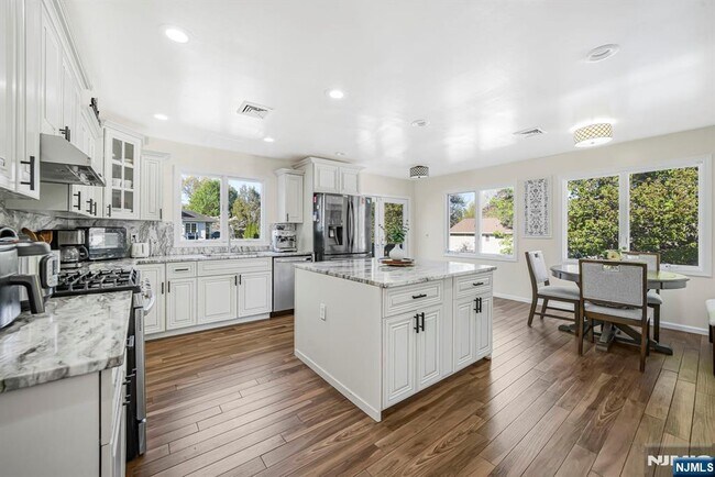 Building Photo - 405 Burnet Pl