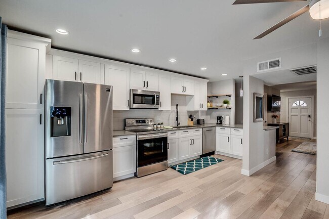 Building Photo - Prime Location - 2-bedroom, 1.5-bath townhome in Central Scottsdale!