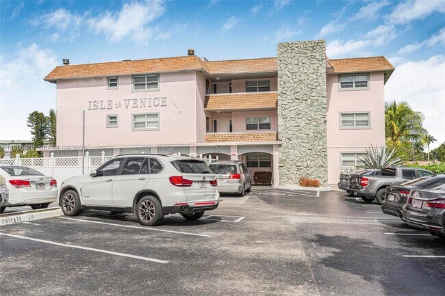 Building Photo - 2775 Taft St