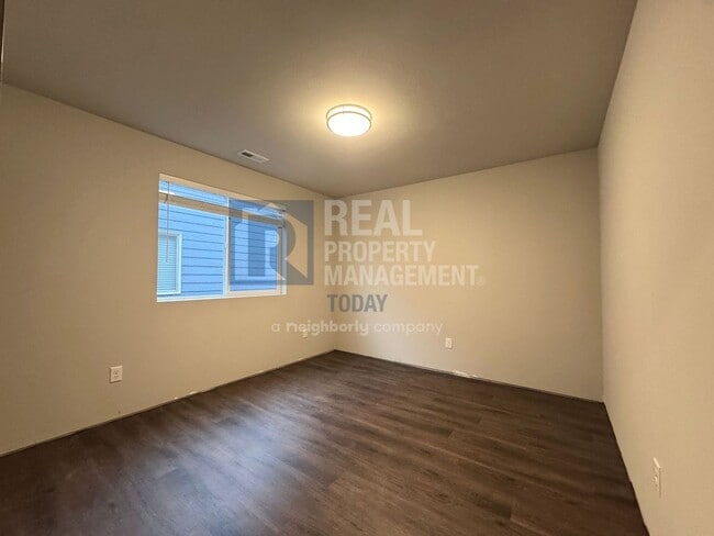 Building Photo - Stunning 5 Bedroom! Great Location!