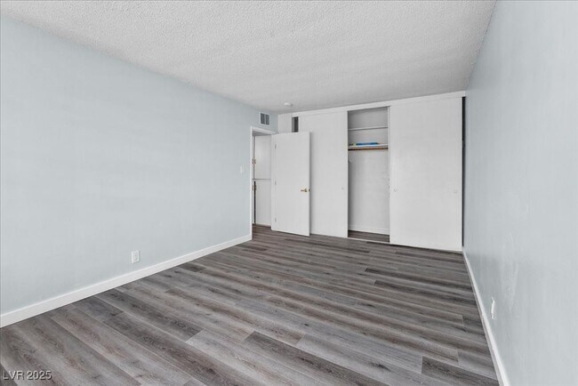 Building Photo - 1700 Rexford Dr