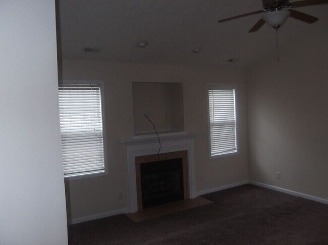 Building Photo - Spacious 3 bedroom with bonus!