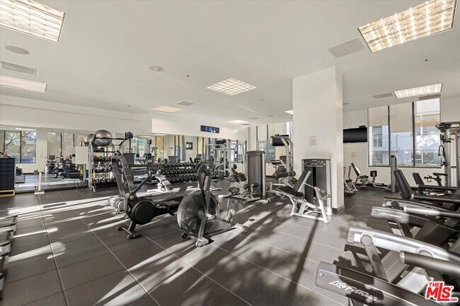 Building Photo - 10724 Wilshire Blvd