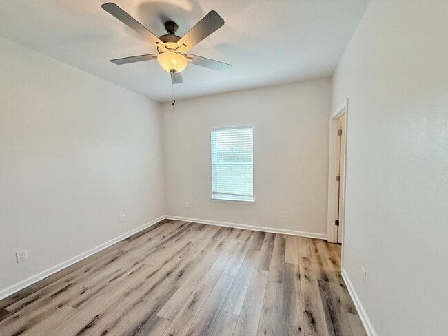 Building Photo - Spacious 2-Bedroom Duplex