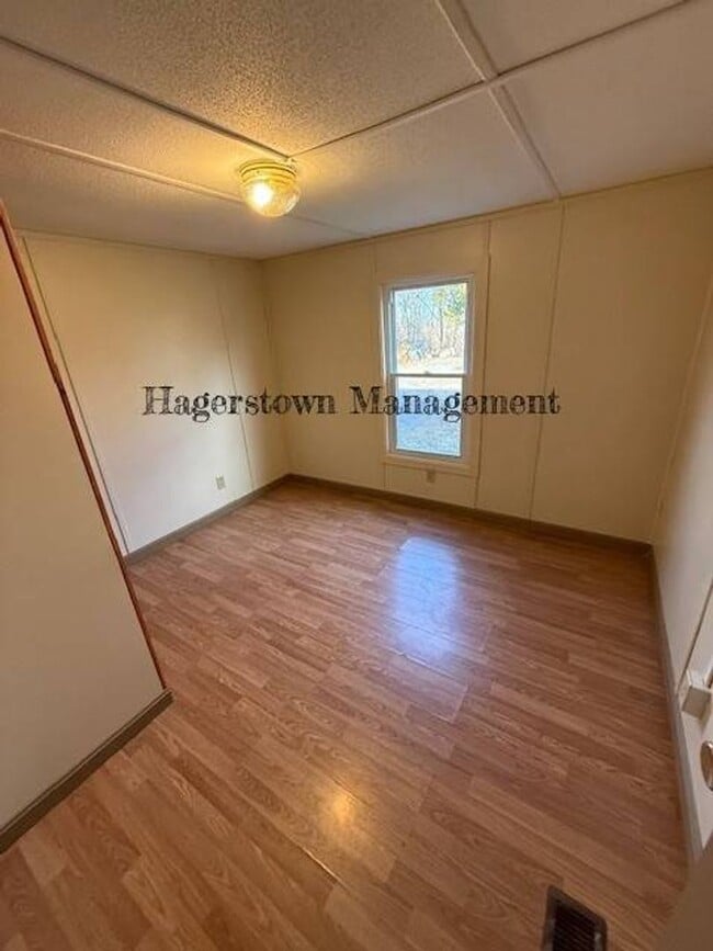 Building Photo - Nice 3 Bedroom Trailer