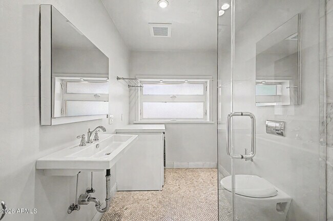 Building Photo - 521 W Mariposa St