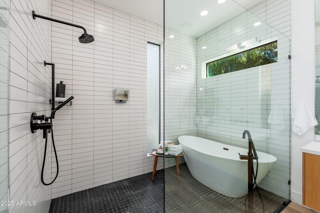 Building Photo - 4421 E Earll Dr