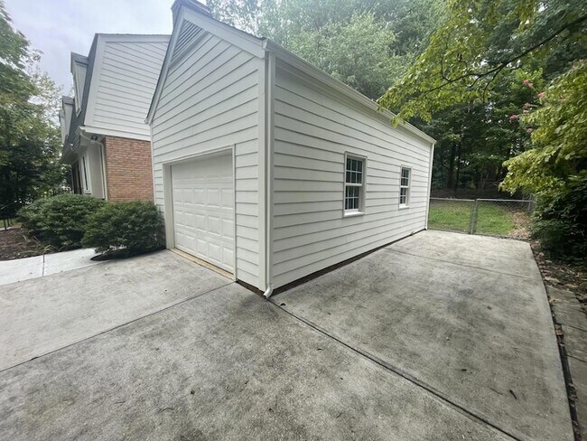 Building Photo - 812 Glen Eden Dr