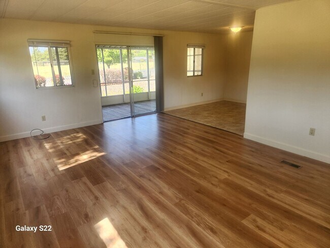 Building Photo - Bright and Cheery, well maintained 2 bedro...