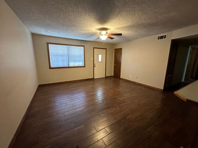 Building Photo - 603 Twin Oaks Dr