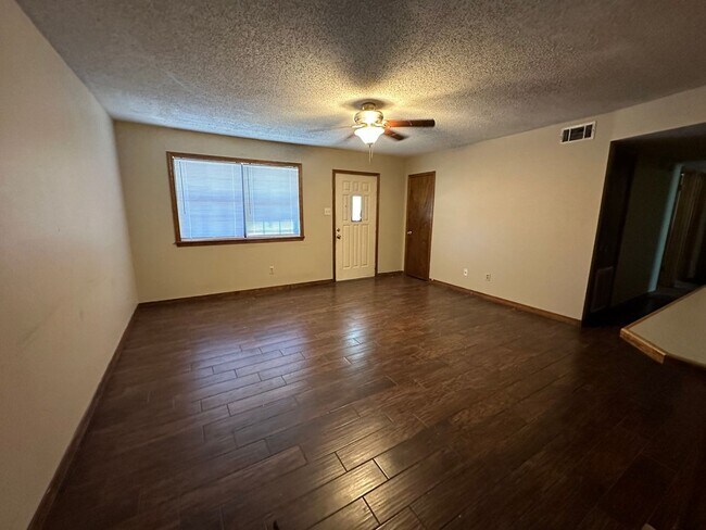 Building Photo - Come take a look at this 3-bedroom 1.5-bathroom home!