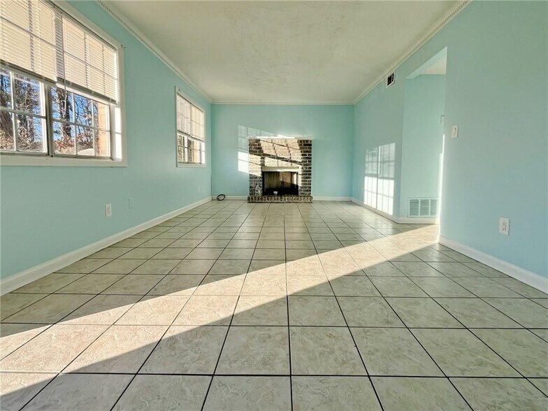 Building Photo - 2946 N Dekalb Dr