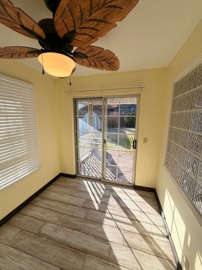 Building Photo - Beautiful Executive 3bd/2bath home in Joplin with fenced in yard / 2 car garage  and sunroom!!