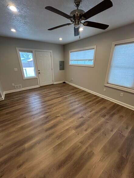 Building Photo - 950 29th Ave NE