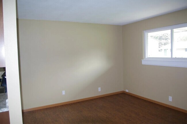 Building Photo - 305 Baltes Dr