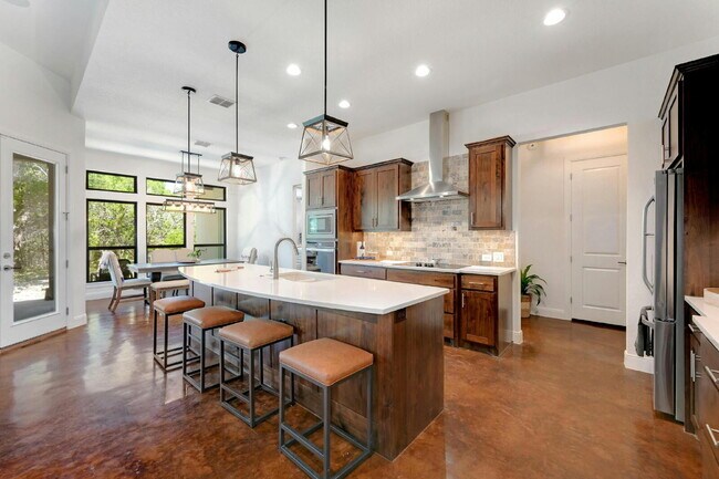 Building Photo - Spacious 4-Bed Oasis at this Canyon Lake Gem!
