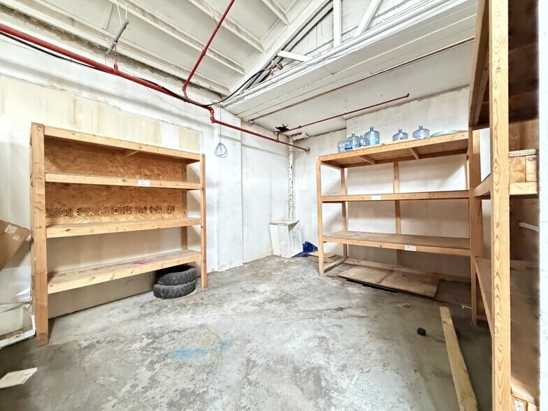 Building Photo - 610 N Albany Ave