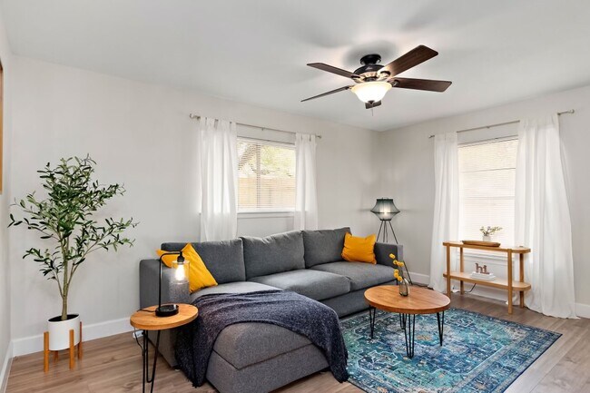 Building Photo - 10904 Putman Farm St