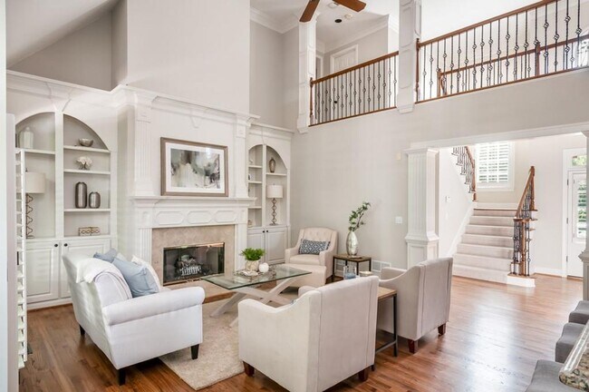 Building Photo - Elegant Master-on-Main in Prestigious Laur...