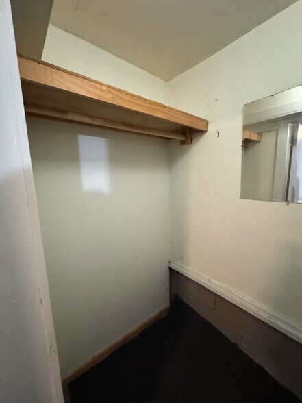 WALK IN CLOSETS - 25 Minerva St