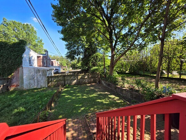 Building Photo - 1420 N Van Buren St