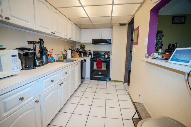 Building Photo - 13917 SW 90th Ave