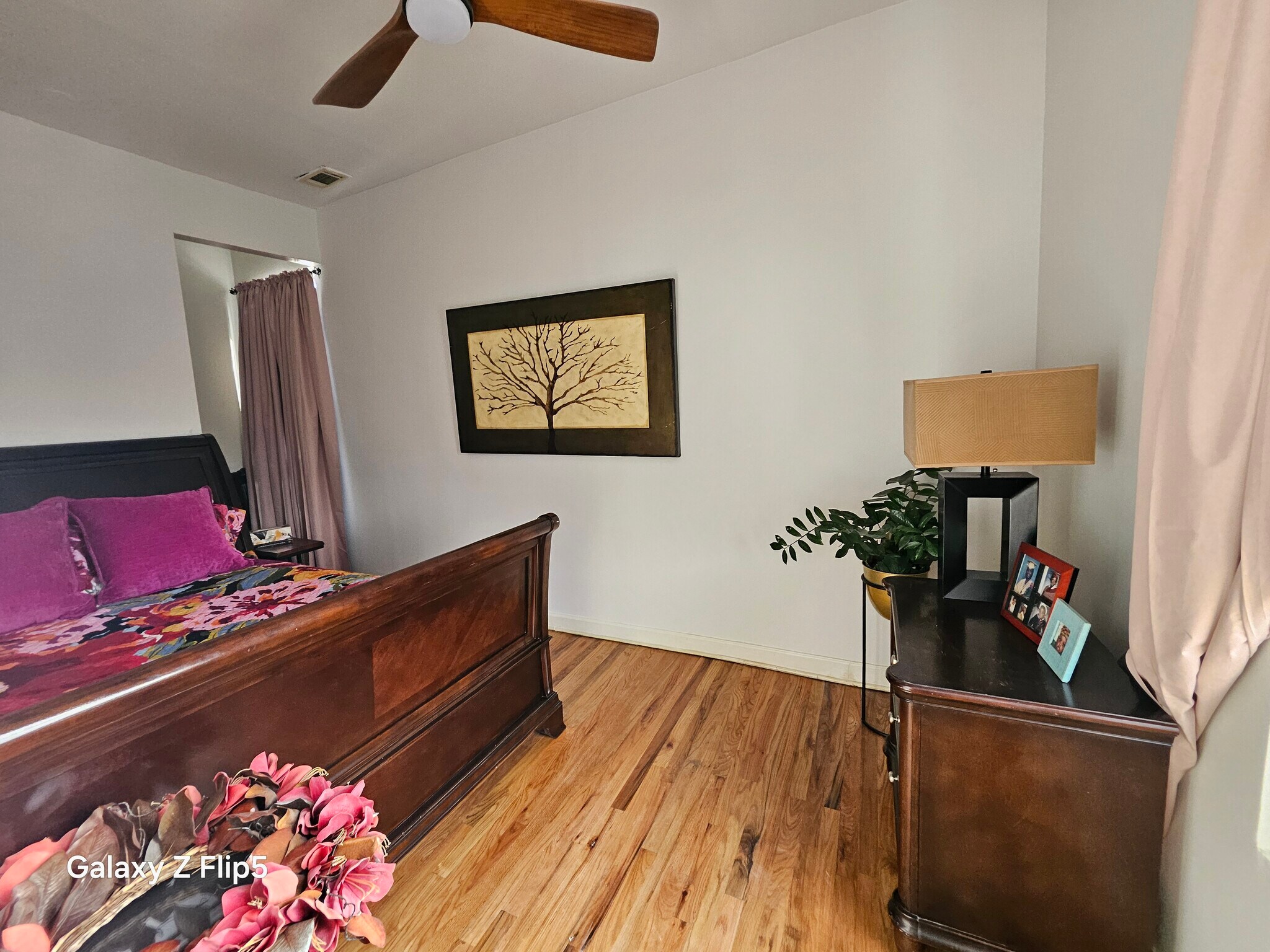 southeast bedroom 1 - 2417 W Warren Blvd