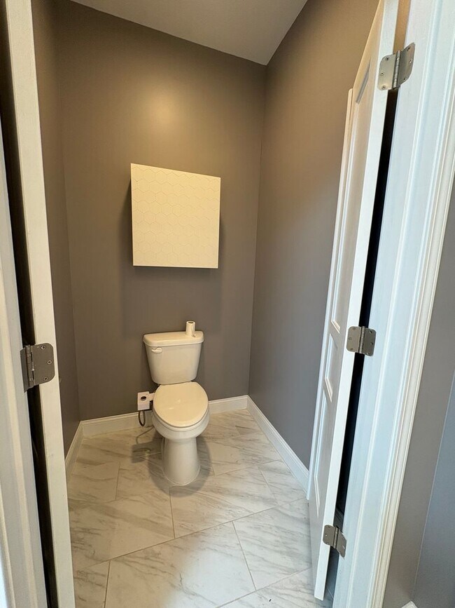 Building Photo - Welcome to your new home in the heart of S...