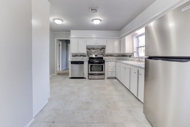 Building Photo - Stunning 4 Bed 3 Bath Home on Quiet Street!