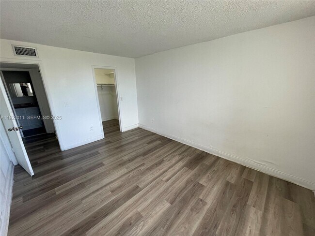 Building Photo - 13455 NE 10th Ave