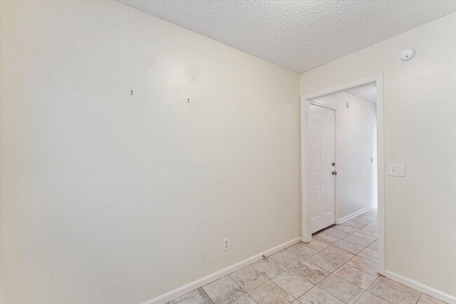 Building Photo - MOVE-IN READY! (Pet Friendly)