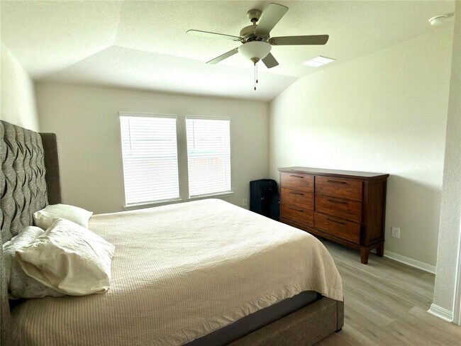 Building Photo - 310 Fossil Dr