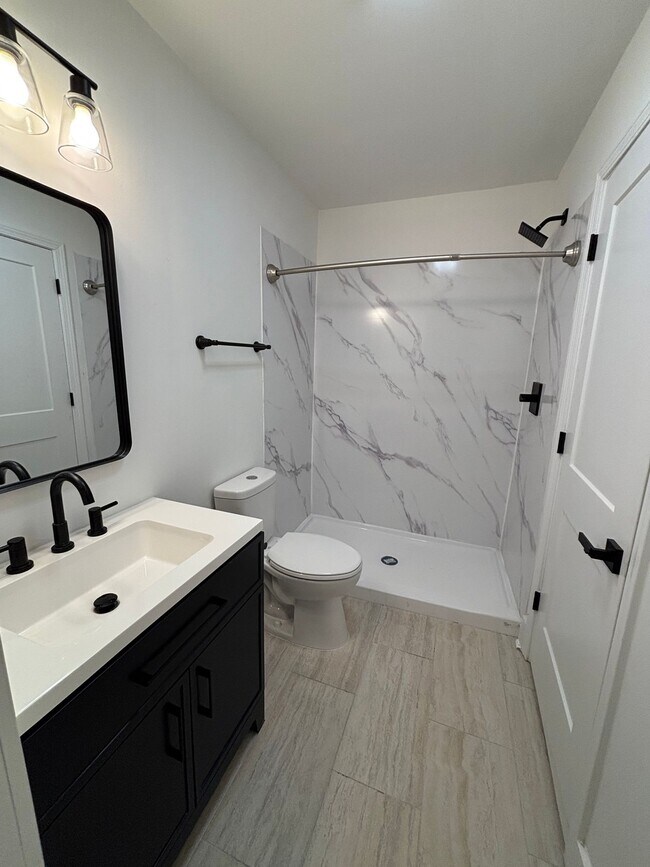Building Photo - 1 Bedroom Available now!