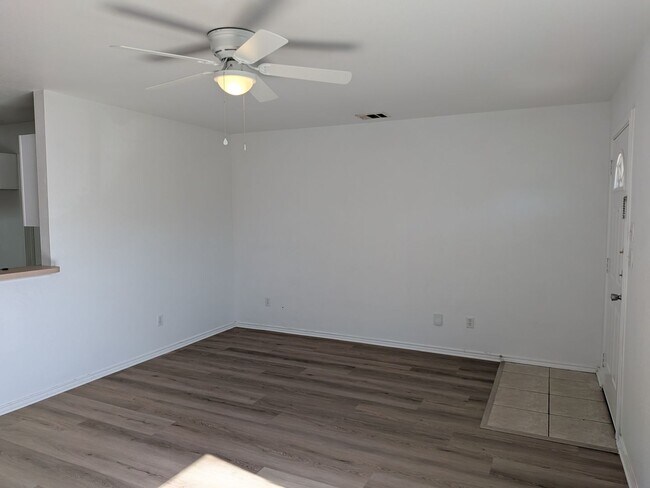 Building Photo - Fresh and Clean in New Braunfels!!